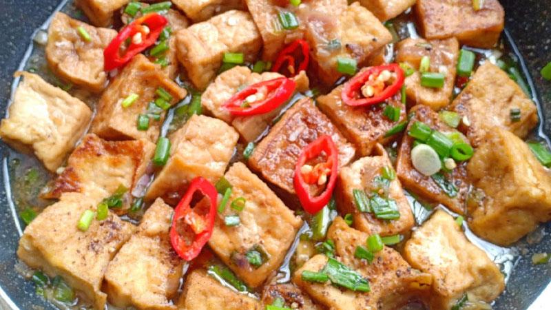 Thưởng thức món đậu hũ kho nước tương chay, vừa ngon miệng lại dễ làm, một lựa chọn tuyệt vời cho thực đơn ăn chay.