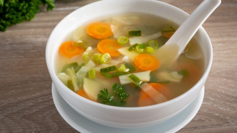 Sau khi trẻ bị ngộ độc thực phẩm, việc lựa chọn thức ăn phù hợp đóng vai trò quan trọng trong quá trình hồi phục. Vậy, trẻ cần ăn uống như thế nào và nên kiêng gì để nhanh chóng khỏe lại?
