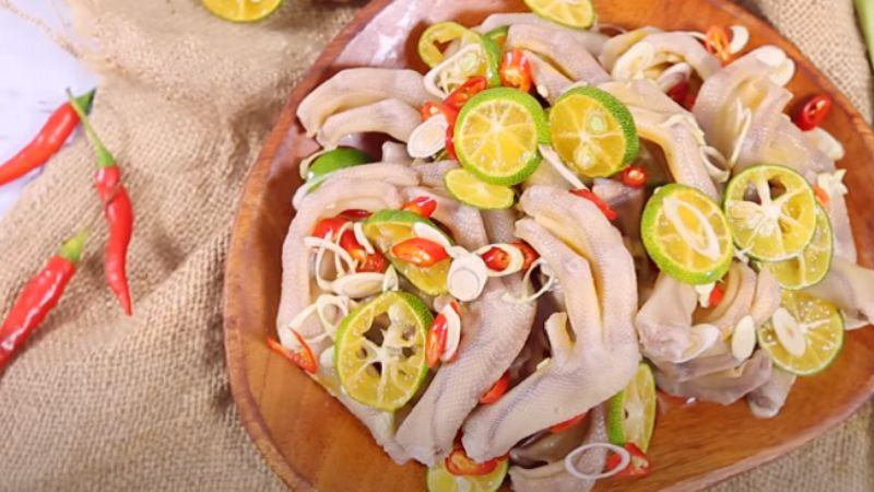 Khám phá công thức chế biến chân vịt ngâm sả ớt với độ giòn dai, đậm đà hấp dẫn.