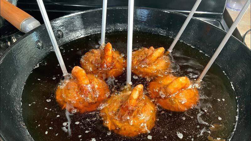 Khám phá cách làm bánh cống Sóc Trăng giòn rụm, đậm đà hương vị như được chế biến tại các quán ăn nổi tiếng.