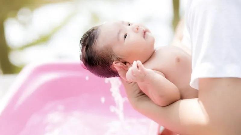 Nhiệt độ nước tắm phù hợp cho trẻ sơ sinh là bao nhiêu để đảm bảo an toàn và thoải mái cho bé?