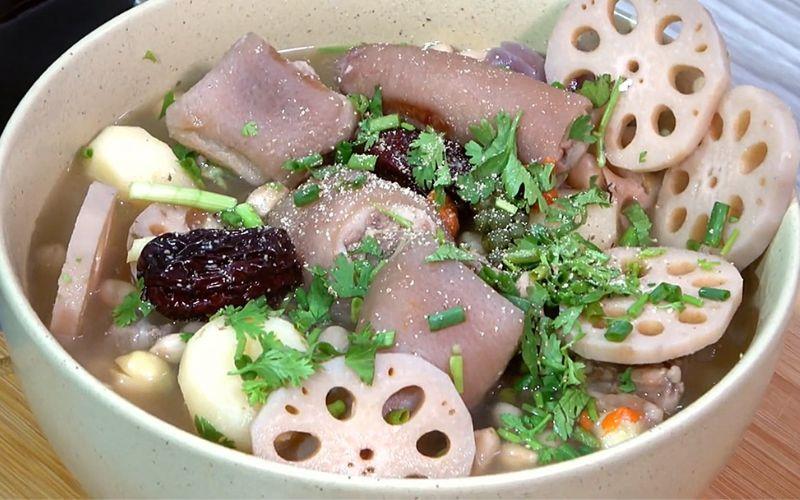 Khám phá công thức đuôi heo hầm củ sen thanh mát, đầy dưỡng chất, giúp bồi bổ cơ thể và làm phong phú bữa ăn gia đình.