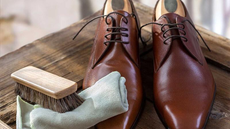 5 mẹo phục hồi giày da bị xước trở lại bóng loáng trong 3 phút