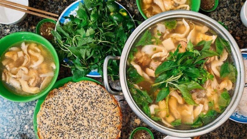 Khám phá hai công thức nấu gà lá giang với thịt gà mềm mại, nước dùng đậm đà thơm ngon không thể cưỡng lại.