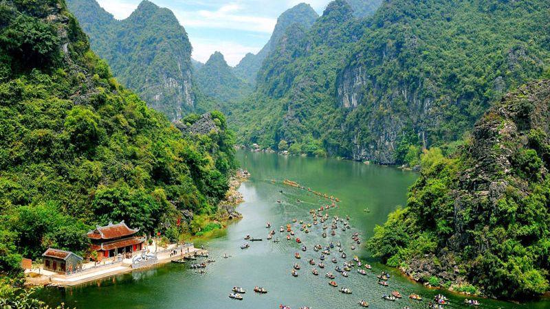 Đi Tràng An nên chọn trang phục gì để không chỉ thoải mái mà còn đẹp mắt trong những bức ảnh? Khám phá ngay 5 gợi ý trang phục hoàn hảo cho chuyến đi này.