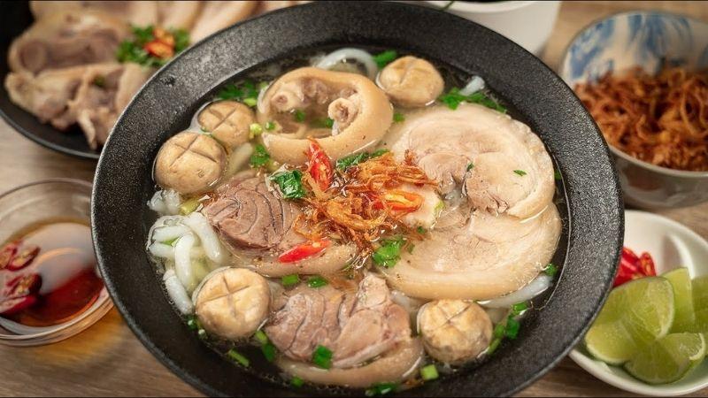 Hướng dẫn cách nấu bánh canh giò heo đậm đà, nước dùng trong veo, vị ngọt tự nhiên