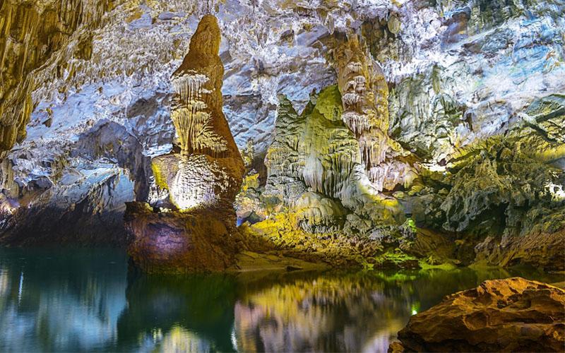 Động Phong Nha: Một trong những kỳ quan thiên nhiên vĩ đại được UNESCO công nhận, nơi lưu giữ vẻ đẹp huyền bí của thế giới ngầm.