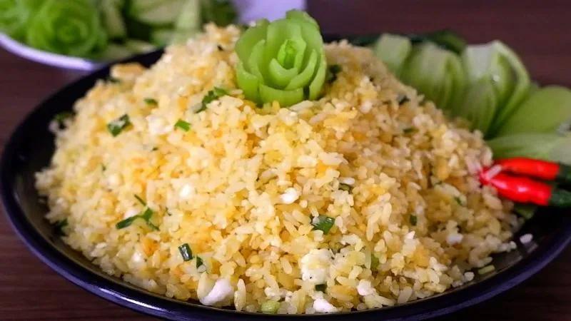 Bí quyết chiên cơm giòn rụm như ngoài tiệm, thơm ngon khó cưỡng.