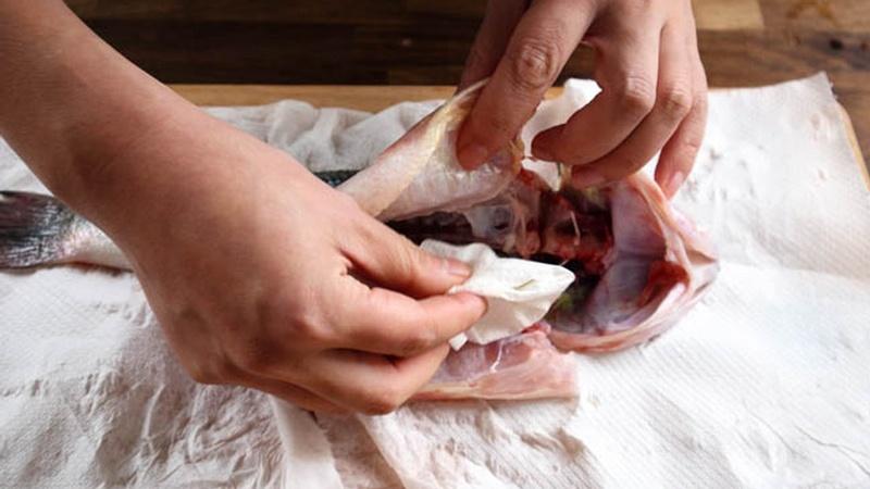 8 bí quyết chiên cá vàng giòn, không lo văng dầu, không dính chảo