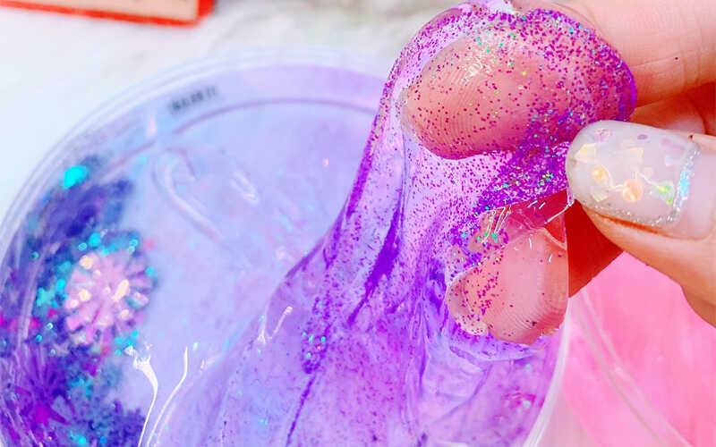 Khám phá 7 cách làm slime đơn giản, dễ dàng thực hiện ngay tại nhà mà không cần đến các nguyên liệu phức tạp.