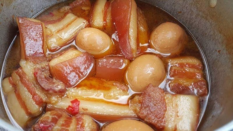 Hướng dẫn cách chế biến thịt kho hột vịt chuẩn phong cách Nam Bộ, món ăn đặc sắc trong dịp Tết, mang đậm nét văn hóa miền Nam.