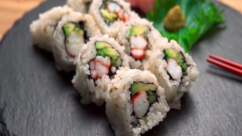 Khám phá công thức sushi thanh cua bơ dẻo, món ăn hấp dẫn khiến mọi người mê mẩn