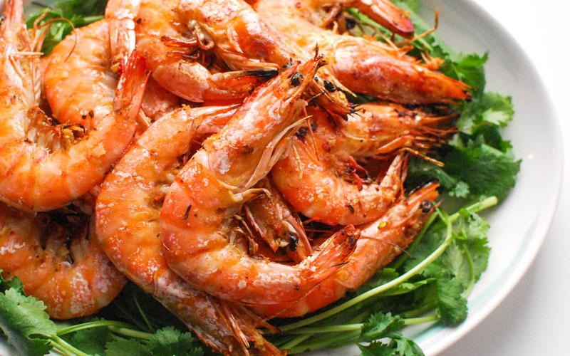 Khám phá những lợi ích sức khoẻ từ tôm và các lưu ý khi thưởng thức