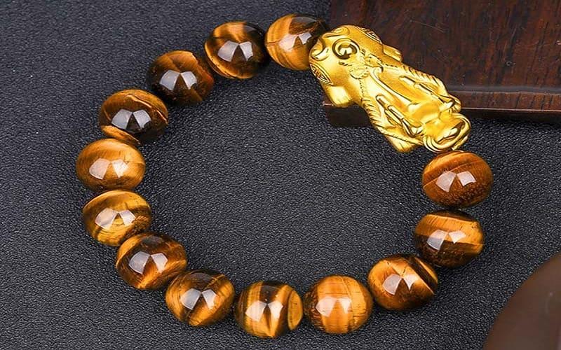 Lợi ích của việc đeo vòng hổ phách cho trẻ là gì? Và liệu chúng có thật sự an toàn cho bé yêu không?