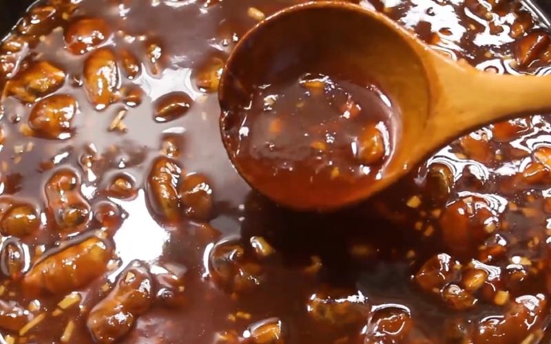 Khám phá cách làm sốt me chua ngọt tuyệt vời, giúp bất kỳ món ăn nào cũng trở nên hấp dẫn và đặc biệt hơn.