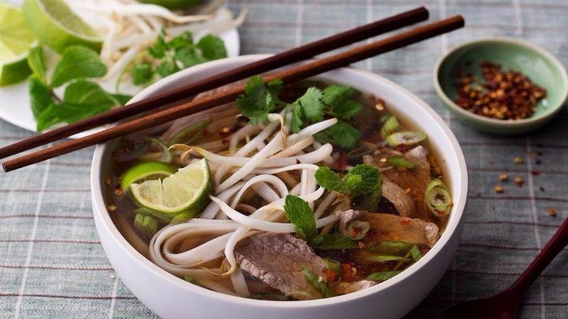 Khám phá cách nấu phở bò chuẩn vị Hà Nội với nước dùng đậm đà, thơm ngon không thể chối từ.