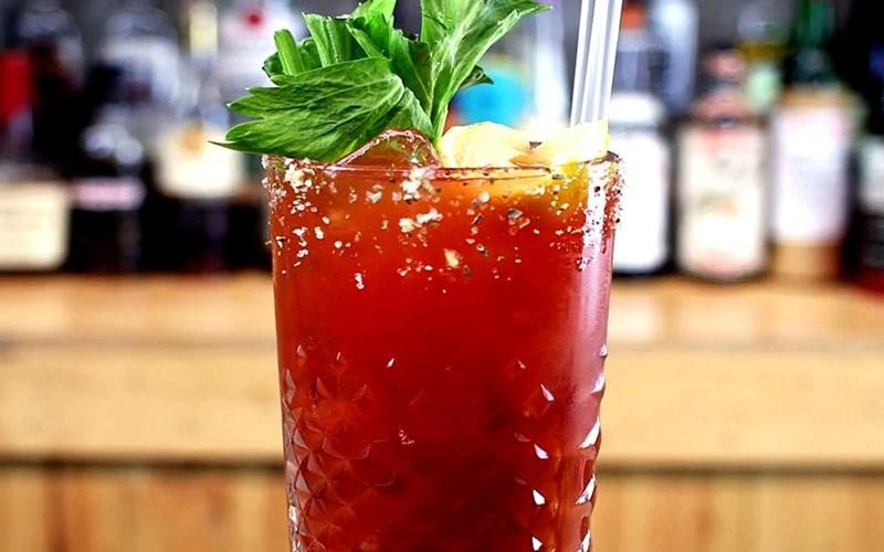 Khám phá cách pha chế Bloody Mary cocktail 'đẫm máu' đỏ rực, đầy mê hoặc
