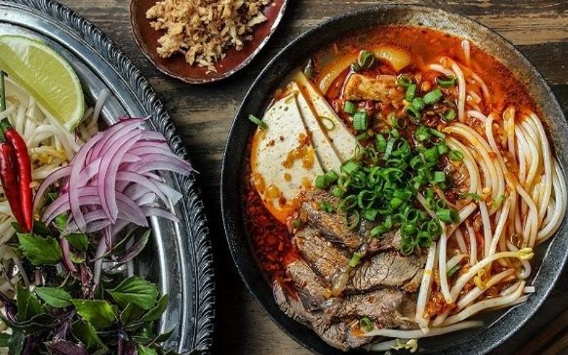 Khám phá công thức nấu bún bò Huế giò heo đậm đà hương vị Huế, với những nguyên liệu tươi ngon và cách chế biến chuẩn chỉnh. Món ăn này hứa hẹn mang lại trải nghiệm ẩm thực khó quên.