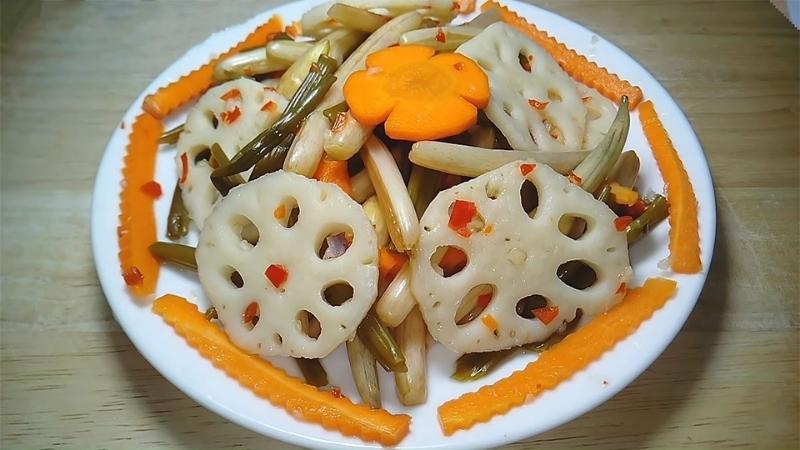 Khám phá cách làm kim chi củ sen chua ngọt giòn tan, một món ăn đầy hấp dẫn mang đậm hương vị Việt. Món này không khó làm, nhưng yêu cầu sự kết hợp tinh tế giữa các gia vị và nguyên liệu để mang lại hương vị hoàn hảo.
