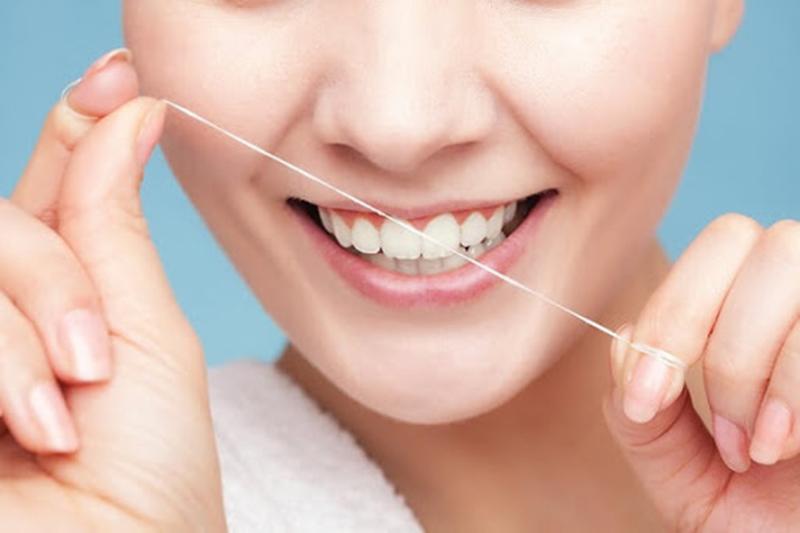 Nên chọn chỉ nha khoa hay tăm nước để bảo vệ sức khỏe răng miệng?