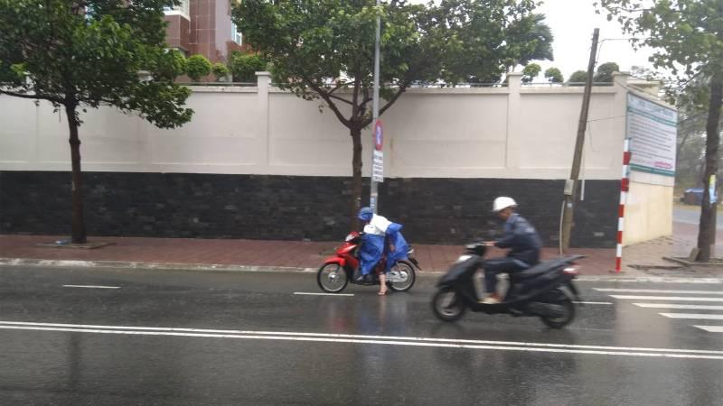 Vì sao khi đi mưa về, da lại bị ngứa và rát, và làm sao để xử lý tình trạng này?