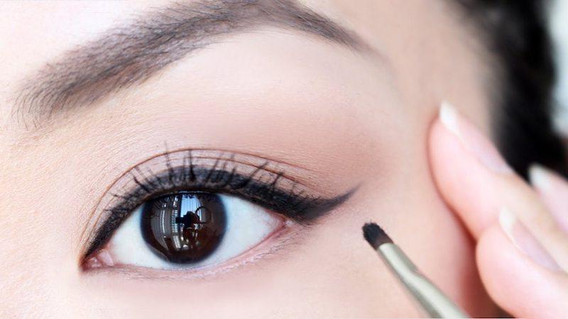 Bí quyết kẻ eyeliner đơn giản, không lo lem ngay cả khi bạn mới bắt đầu.