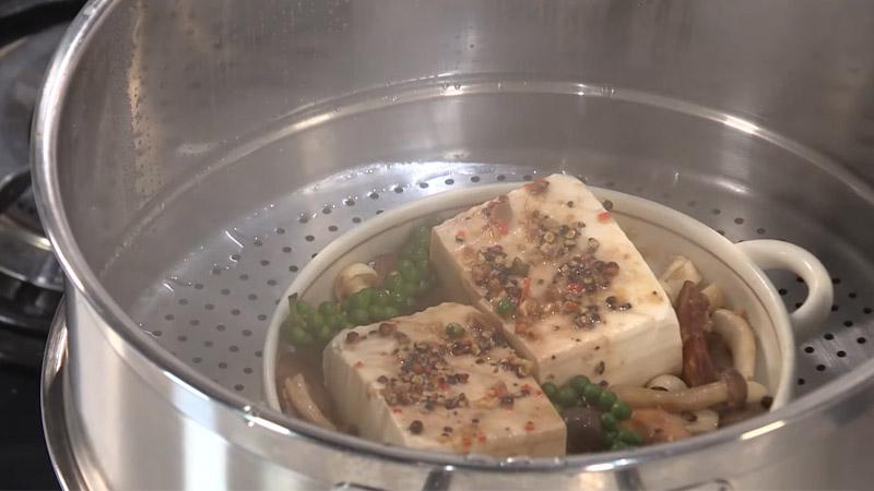Hấp cách thủy là gì? Tìm hiểu về phương pháp này cùng những lợi ích và điểm cần lưu ý khi áp dụng cho các món ăn.