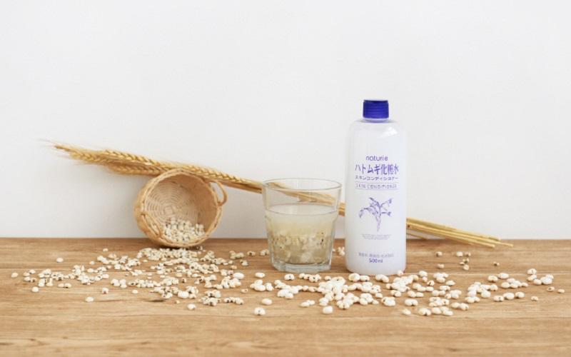 Khám phá công dụng tuyệt vời của nước hoa hồng Ý Dĩ Naturie Skin Conditioner, một sản phẩm làm đẹp không thể thiếu trong bộ sưu tập của bạn.