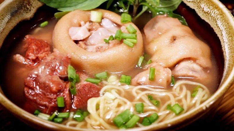 Khám phá bí quyết nấu mì giò heo nấu chao đỏ chuẩn vị người Hoa, với công thức đặc sắc và hương vị đậm đà không thể bỏ qua.