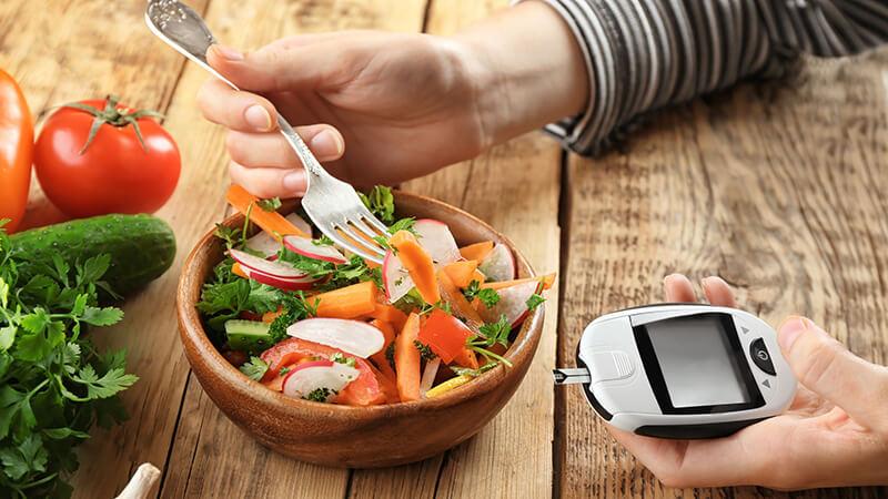 Những lưu ý quan trọng trong chế độ dinh dưỡng cho phụ nữ sau sinh mắc tiểu đường là gì?