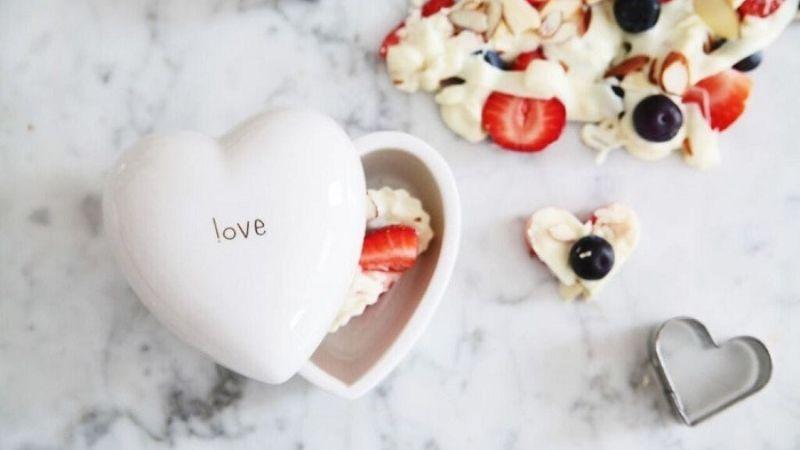 Ngày Valentine Trắng (14/3) là dịp đặc biệt để các cặp đôi thể hiện tình cảm sau ngày Valentine Đỏ. Được tổ chức một tháng sau, ngày lễ này mang đến cơ hội để các chàng trai tặng quà cho người con gái mình yêu quý, thường là socola trắng, với những thông điệp yêu thương ngọt ngào.