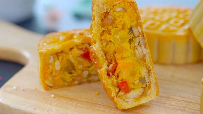 Cách làm bánh Trung thu thập cẩm nhân gà quay ngon tuyệt, đơn giản mà không kém phần hấp dẫn, sẽ khiến bạn phải mê mẩn ngay từ miếng đầu tiên.