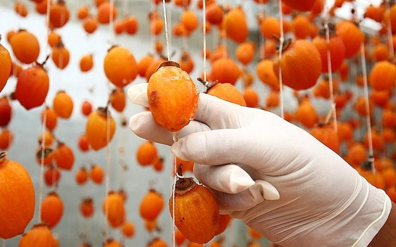 Giá của hồng treo gió Đà Lạt hiện nay là bao nhiêu cho một ký? Bạn có thể mua ở đâu để đảm bảo chất lượng và sự an toàn?