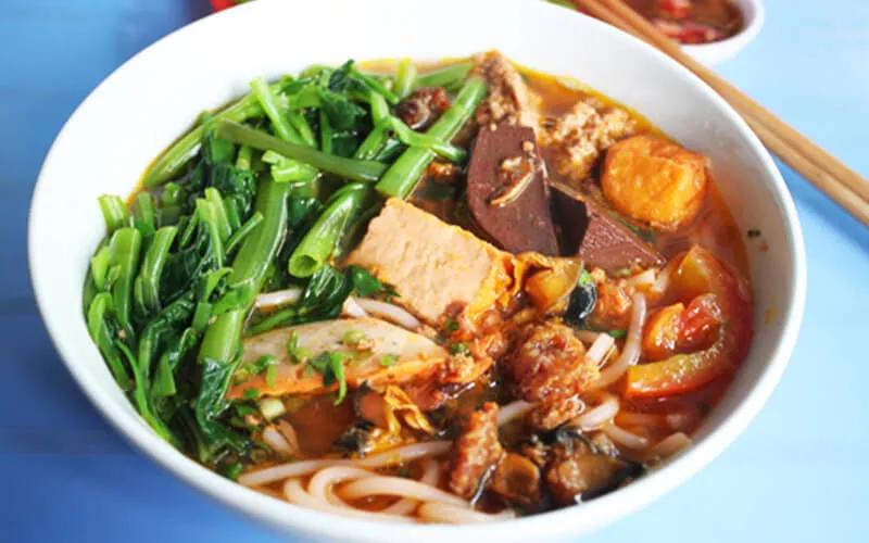 Khám phá 4 quán bún riêu và canh bún ngon tuyệt vời mà bất kỳ người dân quận 10 nào cũng đã từng thưởng thức.