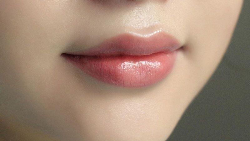 Khám phá 15 loại son dưỡng giúp trị thâm môi hiệu quả, được nhiều người ưa chuộng và tìm mua.