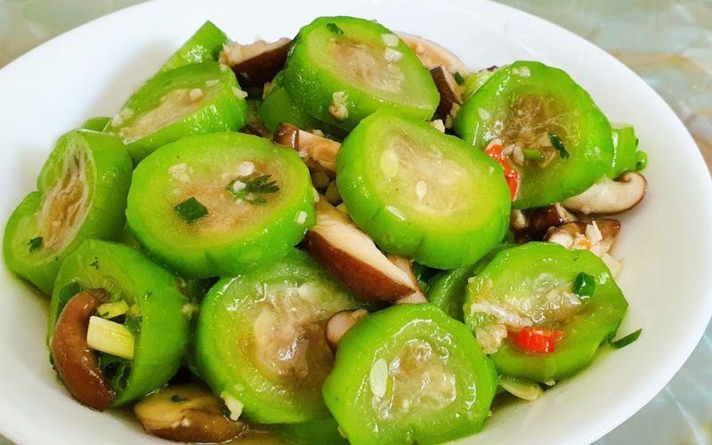 Hướng dẫn chế biến món nấm rơm xào mướp thanh ngọt, dễ làm, giúp giải ngấy cho bữa cơm gia đình.