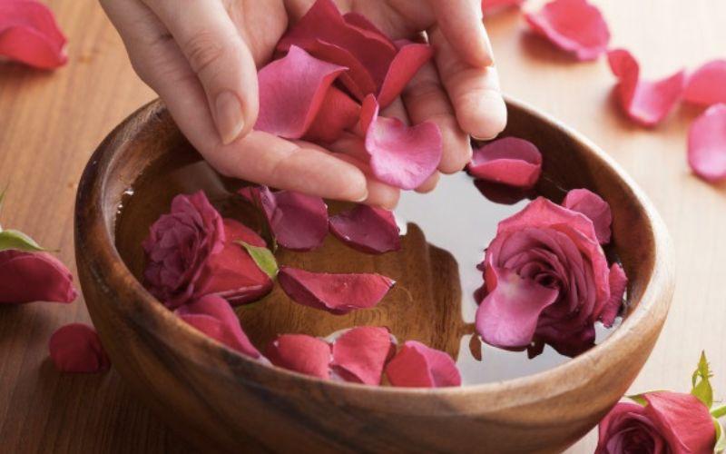 Cô gái chia sẻ công thức tự chế mặt nạ dưỡng da từ cánh hoa hồng và mật ong giúp làn da trở nên tươi mới và mịn màng.