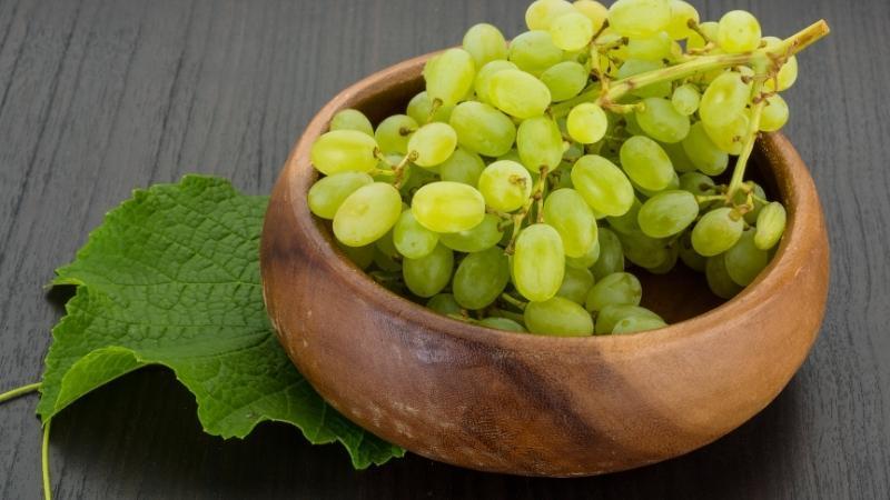 Một chùm nho xanh cung cấp bao nhiêu calo? Liệu ăn nhiều nho xanh có gây béo không?
