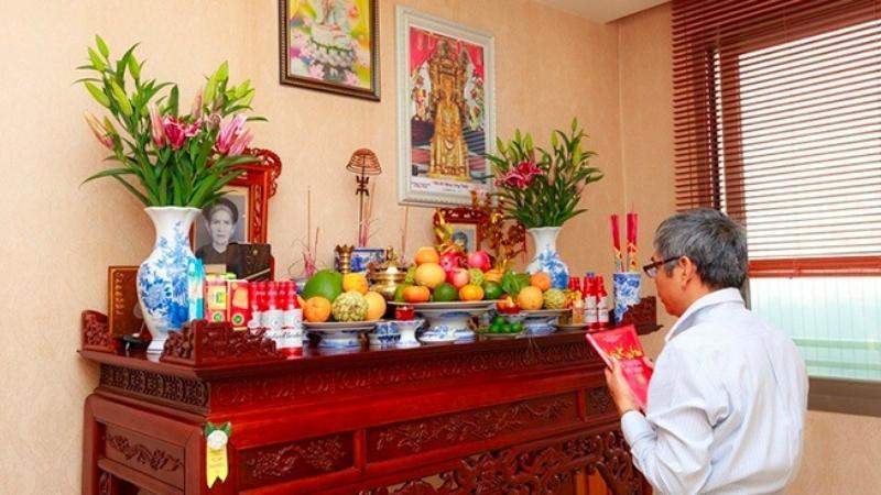 Lễ cúng gia tiên và thần linh vào các dịp thông thường hay hàng tháng là một phần không thể thiếu trong đời sống tâm linh của người Việt. Đây là cơ hội để thể hiện lòng thành kính và tri ân tổ tiên, cầu mong sự bình an cho gia đình.
