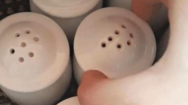 Hướng dẫn nhân viên nhà hàng phân biệt lọ tiêu và muối trên bàn một cách dễ dàng và chuyên nghiệp.