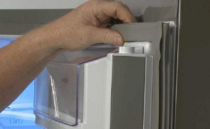 Tủ lạnh nhà tôi đang gặp vấn đề chảy nước. Nguyên nhân là gì và làm sao để khắc phục hiệu quả?