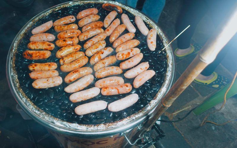 Lạp xưởng nướng đá – xu hướng ẩm thực mới đang thu hút sự chú ý, liệu món ăn này có thực sự an toàn cho sức khỏe?