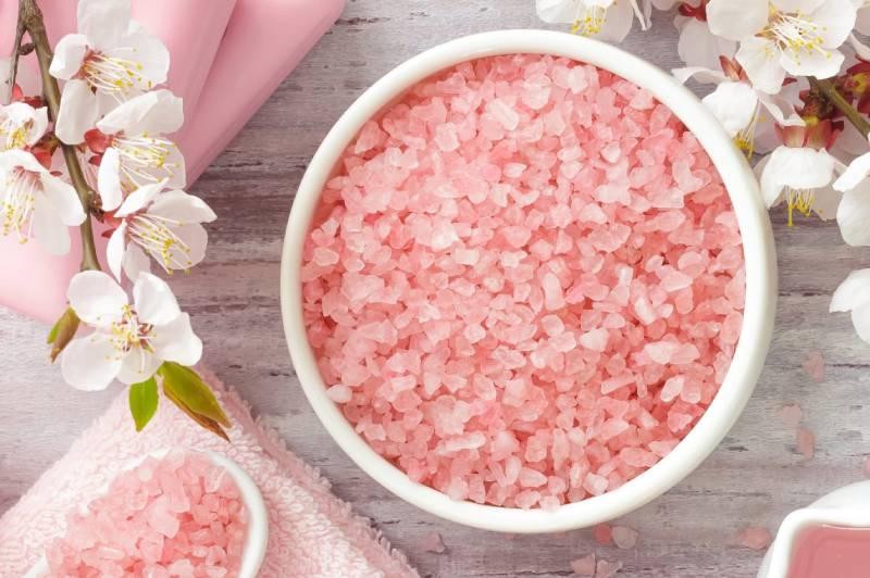 Mái tóc sẽ trở nên dày và bóng mượt tựa như vừa trải qua một liệu trình dưỡng tại salon khi bạn gội đầu với muối và mật ong.