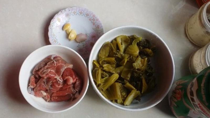 Món thịt bò xào dưa chua, dù bạn ăn một đĩa lớn cũng không cảm thấy ngán. Hương vị hòa quyện giữa thịt bò mềm và dưa chua giòn giòn tạo nên sự lôi cuốn khó cưỡng.