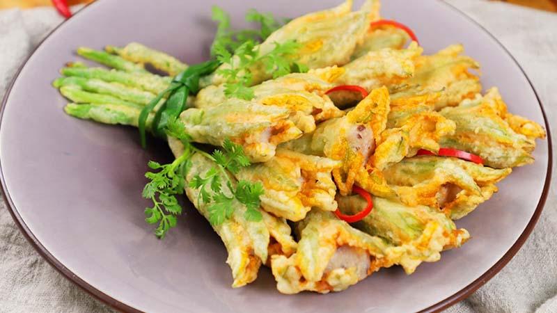 Hướng dẫn chế biến bông bí nhồi cá thác lác chiên giòn rụm, một món ăn làm say lòng thực khách.