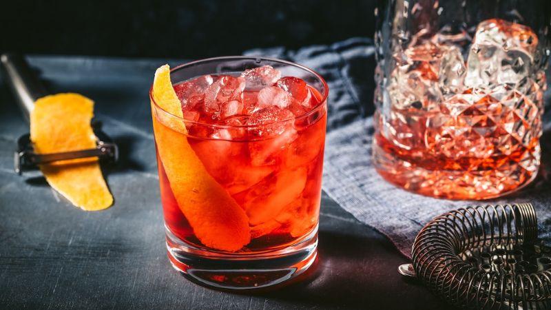 Khám phá công thức chế biến cocktail Negroni nổi tiếng từ Ý để gây ấn tượng với bạn bè trong những buổi tiệc sôi động.