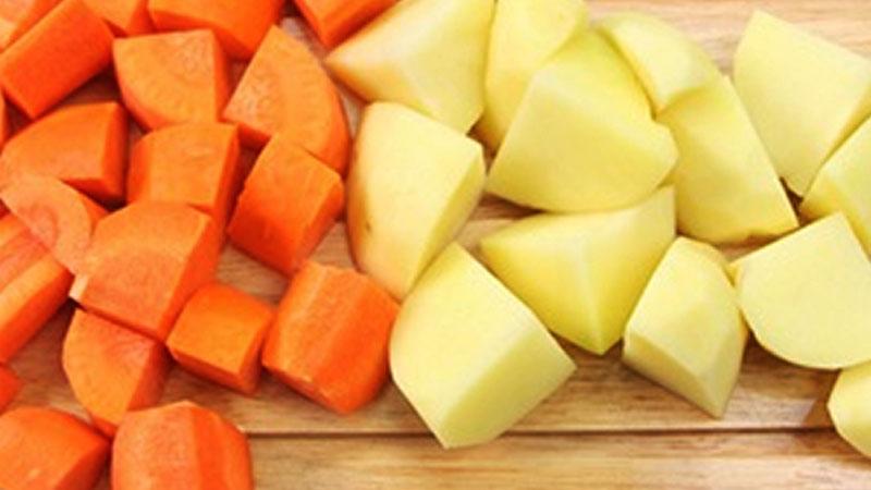 Món súp khoai tây cà rốt nóng hổi, bốc khói thơm ngon, là sự lựa chọn tuyệt vời cho những buổi tối se lạnh, khiến bạn phải thổi từng thìa để thưởng thức trọn vẹn hương vị.