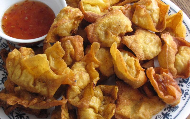 Nồi chiên không dầu là công cụ tuyệt vời để chế biến hoành thánh chiên giòn rụm, thơm ngon mà không cần dầu mỡ dư thừa.