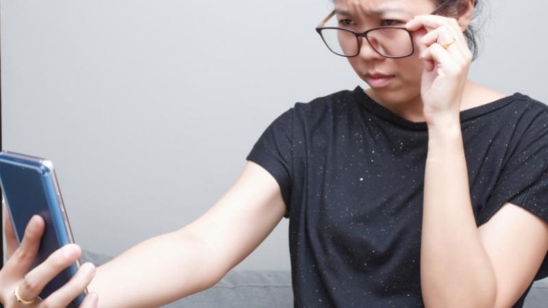 Viễn thị là tình trạng tật khúc xạ mắt phổ biến, gây khó khăn trong việc nhìn rõ vật ở gần. Cùng tìm hiểu nguyên nhân, dấu hiệu và cách phòng tránh viễn thị để bảo vệ đôi mắt của bạn.