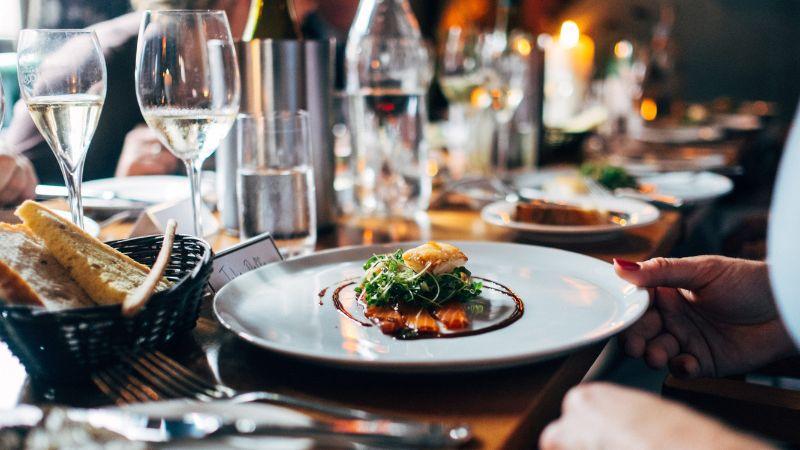 Fine dining là phong cách ẩm thực cao cấp, nổi bật với các tiêu chuẩn khắt khe và không gian sang trọng. Vậy, Fine dining thực sự là gì? Cùng khám phá những đặc trưng của nó!